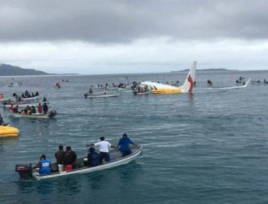 Αεροσκάφος δεν «έβρισκε» το αερδρόμιο και προσθαλασσώθηκε σε λιμνοθάλασσα (βίντεο-φωτο)